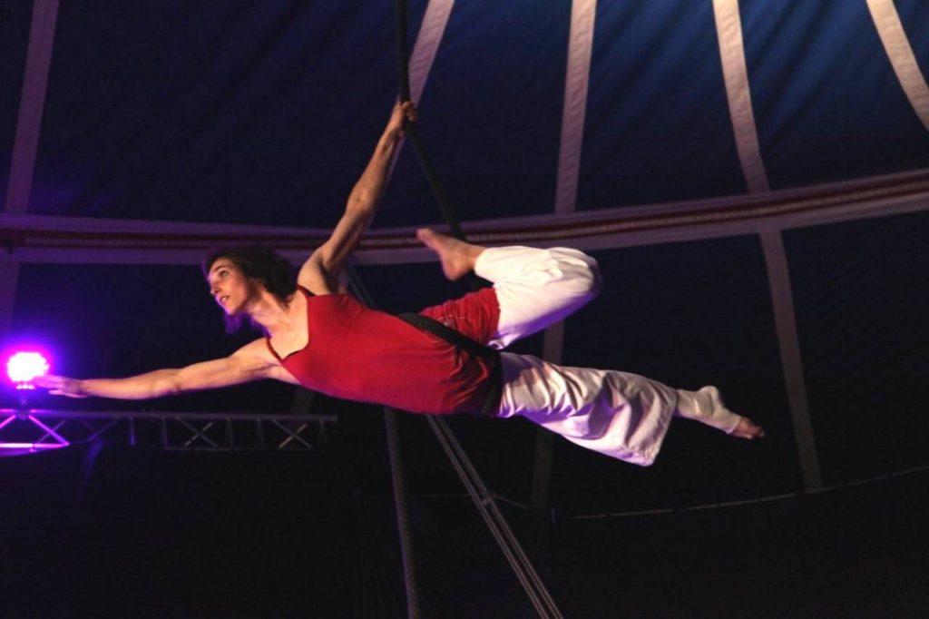 spectacle cirque sous chapiteau_ corde lisse Fleur